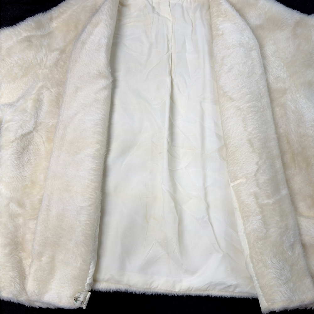 ⭐️Cream White Faux Fur Short Sleeve Jacket Size ? Brand ? Soft Plush Jacket Coat - Picture 4 of 9